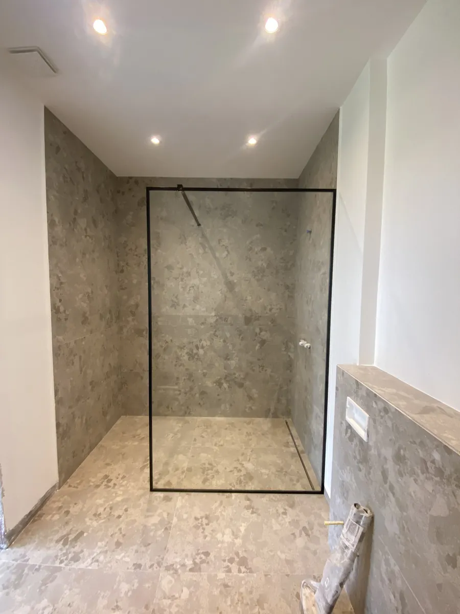 Walk-in stakleni panel sa crnim ramom